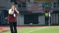 Pelatih Garudayaksa FC, Milos Joksic memberikan instruksi kepada para pemain asuhannya saat menghadapi Persib Bandung di Stadion Pakansari, Bogor, Minggu (25/10/2026). (Bola.com/Budy Santoso)
