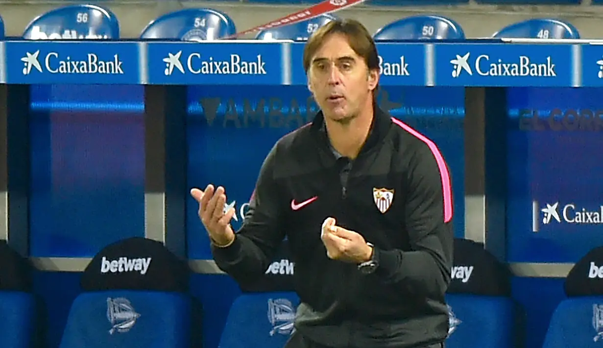 Pelatih Sevilla, Julen Lopetegui, memberikan arahan kepada pemainnya saat menghadapi Alaves pada laga lanjutan Liga Spanyol di Stadion Mendizorrotza, Rabu (20/1/2021) dini hari WIB. Sevilla menang 2-1 atas Alaves. (AFP/Ander Gillenea)