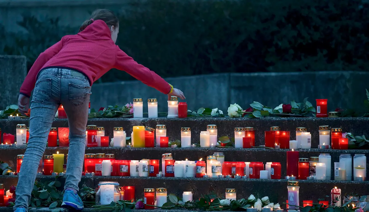 Seorang siswi meletakan lilin di depan SMA Josef-Koenig-Gymnasium sebagai tanda duka jatuhnya pesawat Germanwings, Jerman, Selasa (24/3/2015). Belasan pelajar dan guru dari sekolah itu turut menjadi penumpang pesawat Germanwings. (REUTERS/Kirsten Neumann)