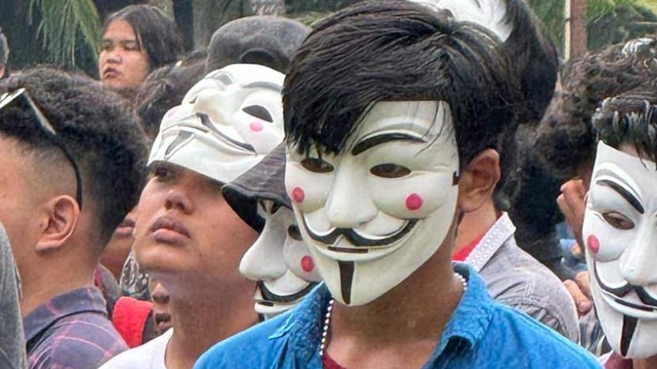 Seorang mahasiswa mengangkat poster bertulikan 'Lawan neo Orba' saat melakukan mimbar bebas di Lapangan Reformasi Unika St. Thomas, Medan, Sumatera Utara, Kamis (30/11/2023).