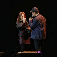 Duet Rossa dan Afgan dalam festival musik Love Fest di Istora Senayan, Jakarta Pusat, Jumat (21/2/2020) malam. (Adrian Putra/Fimela.com)