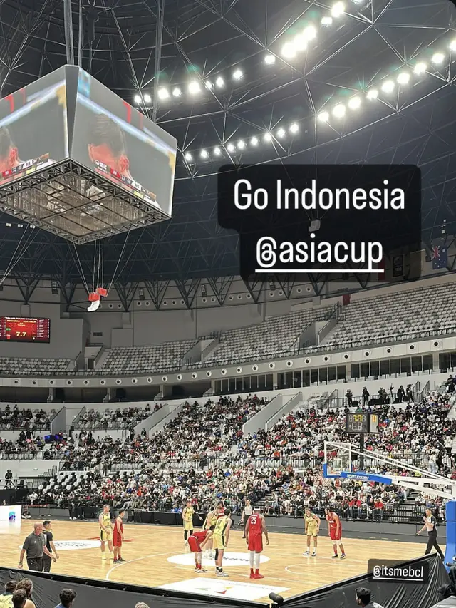 Potret kebersamaan Tiko dan BCL saat menonton basket, sumber Instagram: @tikoaryawardhana