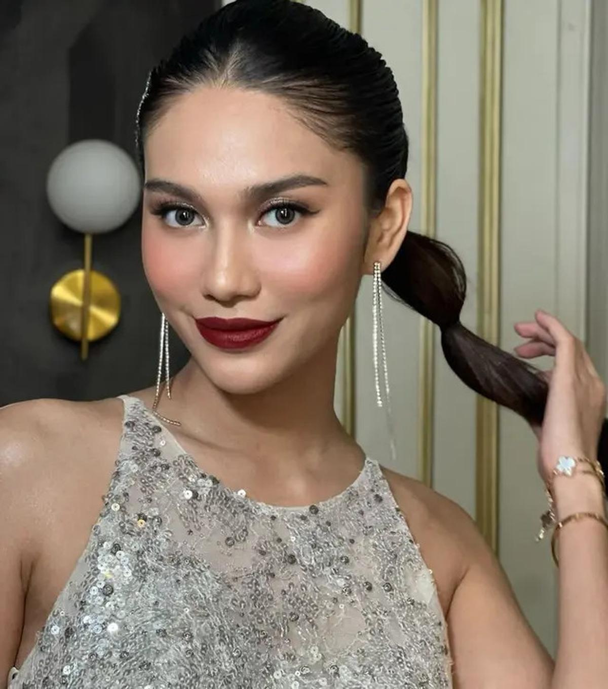 7 Potret Azizah Salsha Kenakan Gaun Sequin Tanpa Lengan, Tampil Bold dan Glamor