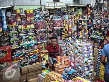 Seorang pedagang menjual petasan di Pasar Asemka, Jakarta, Selasa (27/12). Jelang perayaan tahun baru 2017 sejumlah pedagang mulai menjajakan berbagai jenis petasan. (Liputan6.com/Faizal Fanani)
