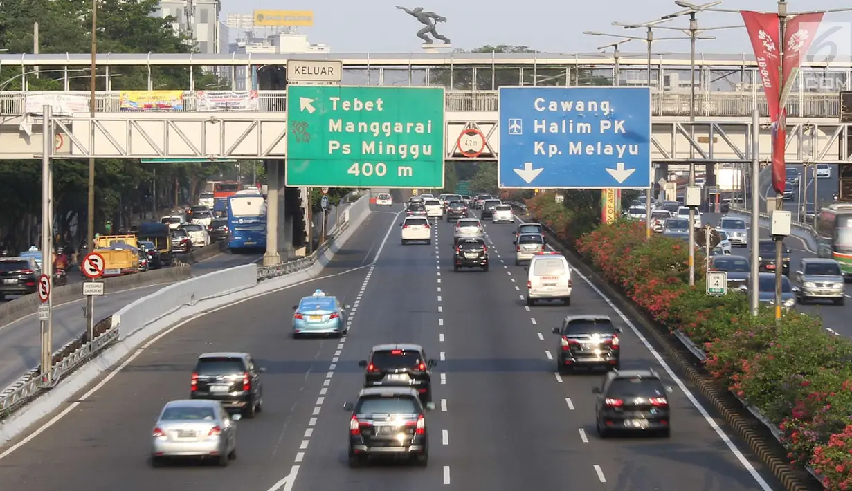 Kendaraan melintasi jalan protokol di Jakarta, Selasa (11/9). Libur tahun baru Islam yang dimanfaatkan warga Jakarta untuk berlibur menyebabkan kondisi lalu lintas Ibukota lebih lengang dibanding hari biasa. (Liputan6.com/Immanuel Antonius)