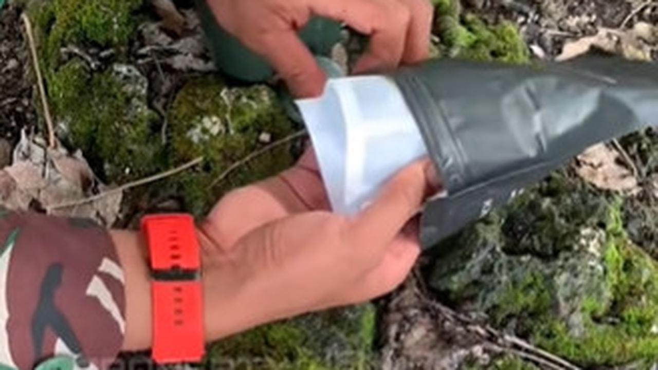 Lagi Jelajah Hutan, Anggota TNI AD Ini Unik Cara Merebus Talas Tidak Pakai Api