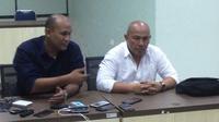 Manajer PSMS, Andri Mahyar, dan direktur keuangan Chairidin Fachri Siregar (kanan) sesuai bertemu pihak Kemenpora, Jumat (23/10/2015). (Bola.com/Tengku Sufiyanto)