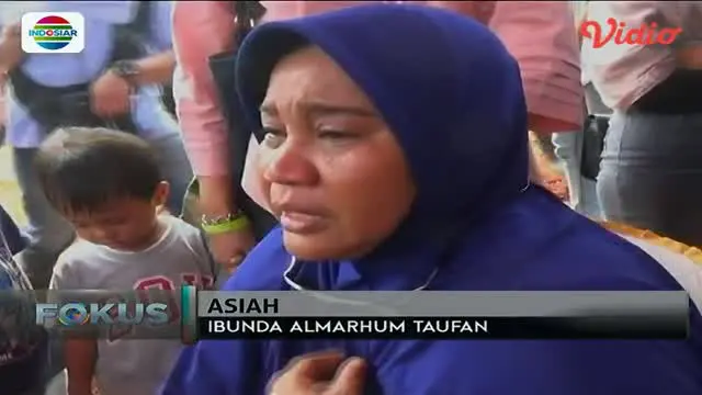 Suasana haru mengiringi pemakaman Bripda Taufan Tsunami yang tewas dalam ledakan bom Kampung Melayu.