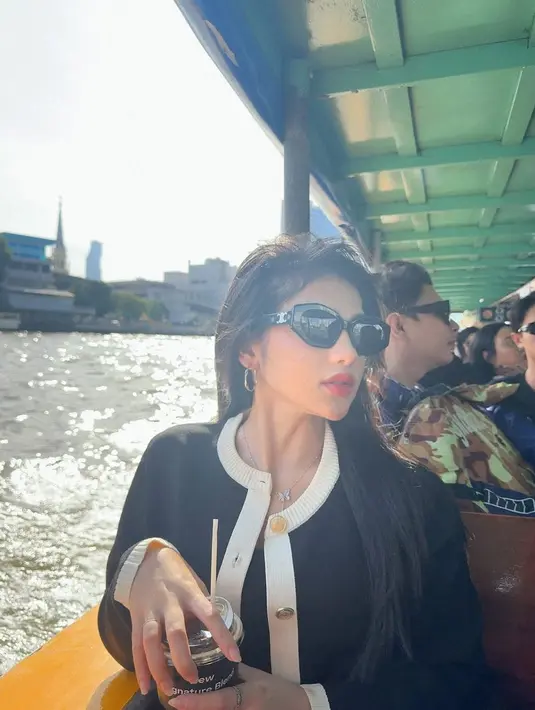Pilihan busana yang sederhana namun dipadukan dengan cermat menjadikan setiap penampilannya terlihat effortless chic. Gaya mana yang jadi favorit kamu, Sahabat FIMELA? [@davinaakaramoy].