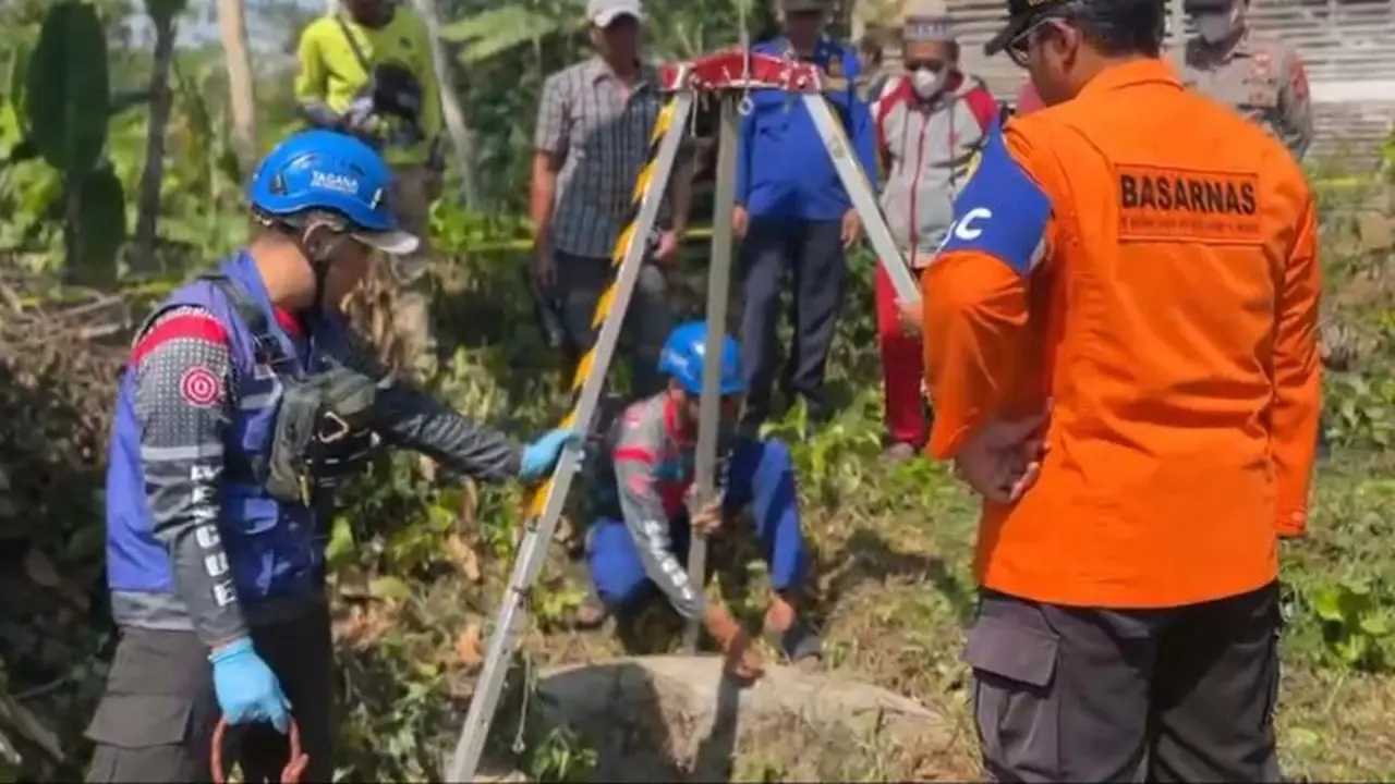 Evakuasi mayat wanita dari dasar sumur. (Antara)