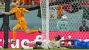 Gelandang Belanda, Davy Klaassen saat mencetak gol ke gawang Senegal pada pertandingan grup A Piala Dunia 2022 Qatar di Stadion Al Thumama di Doha, Qatar, Senin (21/11/2022). Belanda menang atas Senengal dengan skor 2-0. (AP Photo/Luca Bruno)