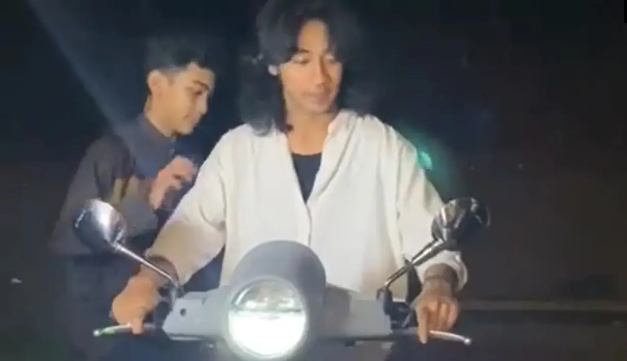 "Anak muda yang lagi seneng naik motor sambil dakwah 🙏 berkah dan barokah biar jadi manfaat buat banyak orang ... Amin YRA ❤️ Happy Bday Bro @abidzar73," tutup Raffi Ahmad. [Instagram/_ummi_pipik_]