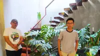 Hidmat Syamsudin, seorang pecinta tanaman hias jenis Aroid asal Tarogong Garut, Jawa Barat setelah menawarkan paket barter satu rumah mewah miliknya seharga Rp 500 juta dengan sejumlah tanaman hias. (Liputan6.com/Jayadi Supriadin)