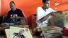 Seorang produsen layang-layang di Kota Malang, Jatim, meraup penghasilan berlipat dengan memasang foto bintang-bintang sepakbola dunia. Sehari, 5.000 sampai 6.000 layang-layang terjual. 