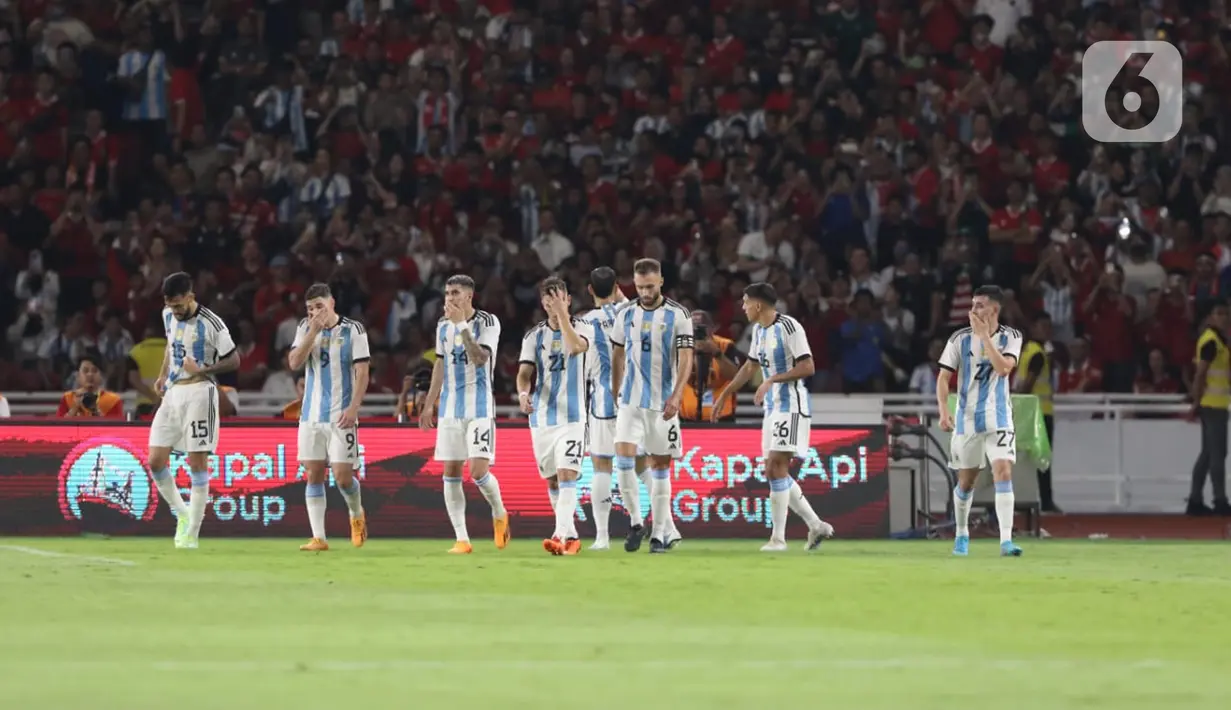 Kesulitan menembus pertahanan Indonesia, Argentina mencoba lewat tendangan jarak jauh. Usaha Leando Paredes pun gagal dihentikan Ernando Ari. Argentina unggul 1-0 di menit ke-38. Hingga turun minum skor tidak berubah. (Liputan6.com/Helmi Fithriansyah)