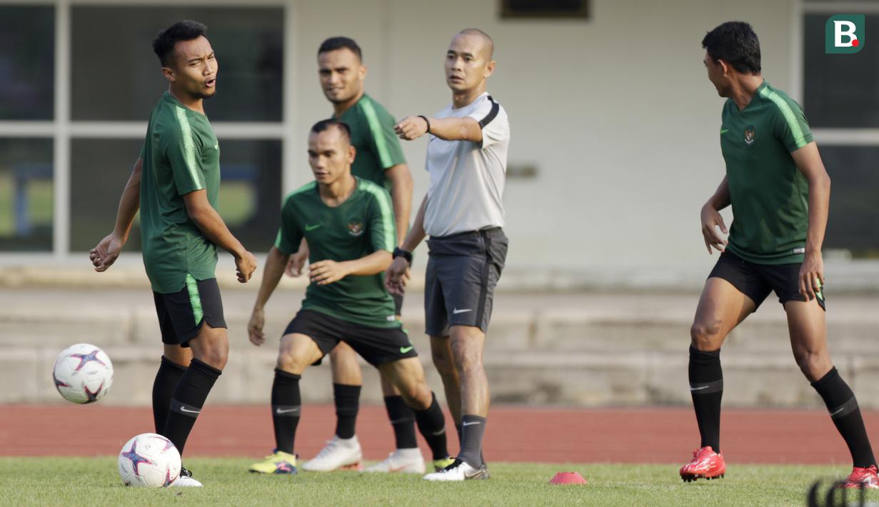 Pemain Timnas Indonesia, Muhammad Hargianto, meminta bola saat latihan di Universitas Kasetsart, Bangkok, Kamis (15/11). Latihan ini persiapan jelang laga Piala AFF 2018 melawan Thailand. (Bola.com/M. Iqbal Ichsan)