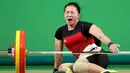 Atlet angkat besi Indonesia, Dewi Safitri saat berlaga di cabang angkat besi kelas 53 kilogram wanita Olimpiade Rio 2016, Brazil, Minggu (7/8). Dewi gagal mengikuti jejak rekannya, Sri Wahyuni untuk meraih medali. (REUTERS/Stoyan Nenov)