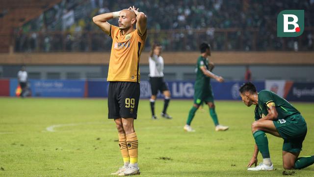 Foto: Frustrasinya Youssef Ezzejjari usai Bertubi-tubi Gagal Selesaikan Peluang Saat Bhayangkara FC Vs Persebaya di BRI Liga 1 2022/2023