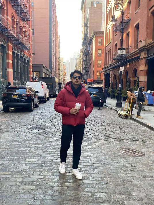 Deva memilih jaket puffer merah yang memberi pernyataan pada tampilannya. [@devamahenra]