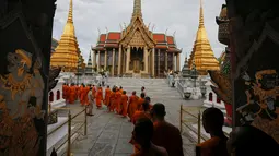 Ratusan biksu tiba untuk upacara memperingati ulang tahun ke-70 Raja Bhumibol Adulyadej Berkuasa di Bangkok, Thailand (9/6). Bhumibol adalah sosok yang dilihat banyak warga Thailand sebagai perlambang pembawa harapan dan kebaikan. (REUTERS/Jorge Silva)
