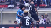 Gelandang Persib, Hariono (kiri) melakukan duel udara melawan pemain Tira Persikabo, Ciro Henrique di Stadion Si Jalak Harupat, Sabtu (2/3/2019). (dok Persib)