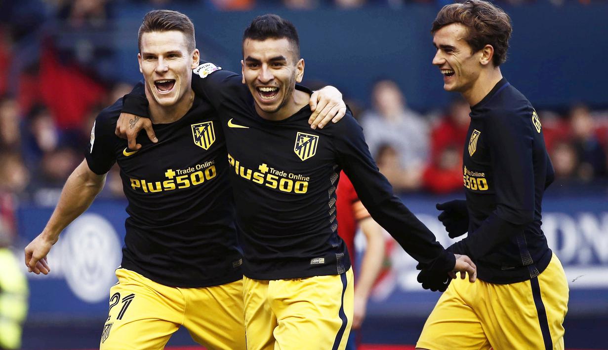 Satu menit setelah gol Diego Godin, Kevin Gameiro (kiri) mencetak gol kedua Atletico Madrid ke gawang Osasuna dalam laga La Liga di Stadion El Sadar, (27/11/2016). ( EPA/Jesus Diges)