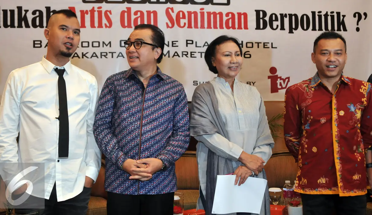 (ki-ka) Balon Gubernur DKI Jakarta, Ahmad Dhani, Anggota DPR Komisi I, Tantowi Yahya Aktivis Ratna Sarumpaet dan Anggota Komisi X DPR RI Anang Hermansyah foto bersama saat diskusi, Jakarta, Selasa (16/3). (Liputan6.com/Johan Tallo)