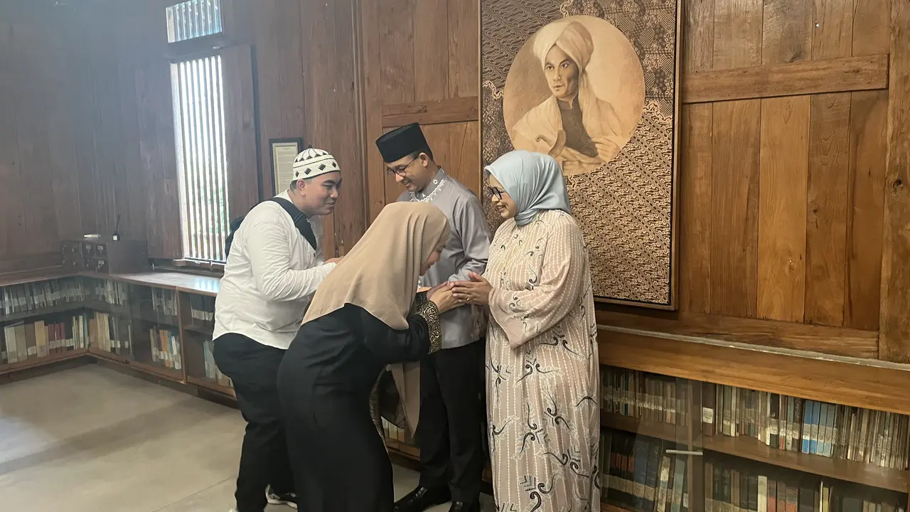 Capres nomor urut satu Anies Baswedan menggelar open house Hari Raya Idul Fitri 2024 di kediamannya, Jakarta, Rabu (10/4/2024).