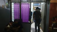 Polisi memeriksa lokasi pembunuhan seorang perempuan di sebuah rumah di Jalan H Daud, Sukmajaya, Kota Depok. (Liputan6.com/Dicky Agung Prihanto)