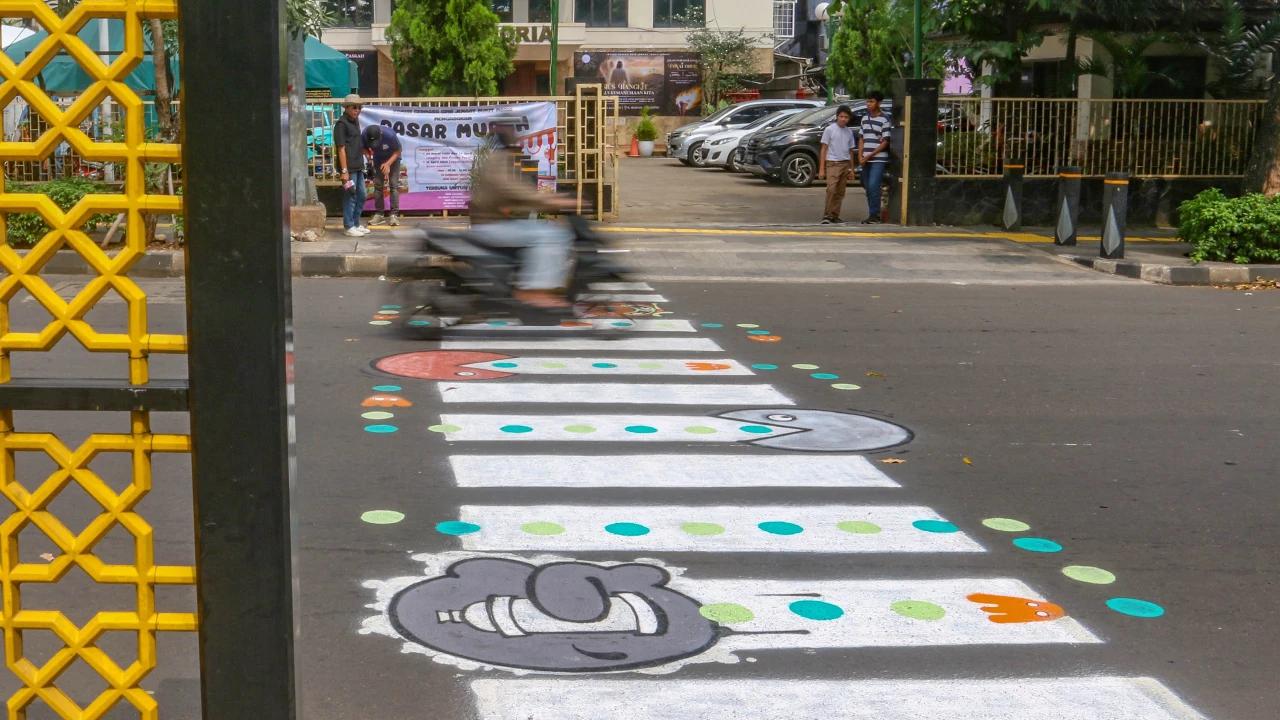FOTO: Zebra Cross Unik Kreatif Warga di Jalan Soepomo Jadi Perhatian Publik