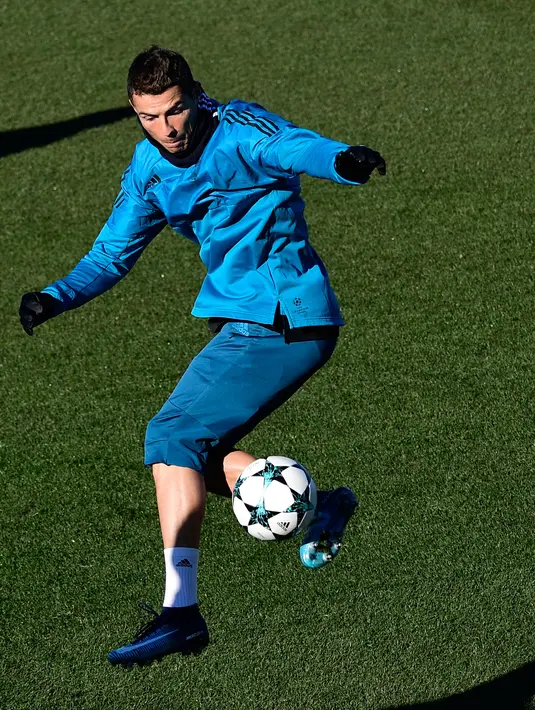 Penyerang Real Madrid, Cristiano Ronaldo mengontrol bola saat mengikuti latihan di  Valdebebas Sport City, Madrid (5/12). Pada pertemuan sebelumnya Madrid menang 3-1 di Markas Dortmund. (AFP/Pierre-Philippe Marcou)