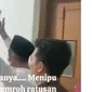 Video terdakwa penipuan umrah berjoget usai divonis hanya tiga tahun penjara viral di media sosial. Sementara para korban marah-marah histeris karena sudah tertipu. (Liputan6.com/ Dok Ist Tangkapan Layar)