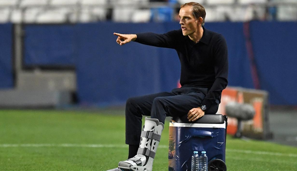 Pelatih PSG, Thomas Tuchel menginstruksikan pemainnya saat bertanding melawan RB Leipzig pada semifinal Liga Champions di stadion Luz di Lisbon pada 18 Agustus 2020. Thomas Tuchel resmi menjadi pelatih baru Chelsea. (AFP/Pool/ David Ramos)