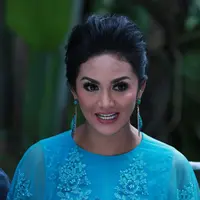 Penampilan Krisdayanti di hari lebaran. (Bintang/Deki Prayoga)
