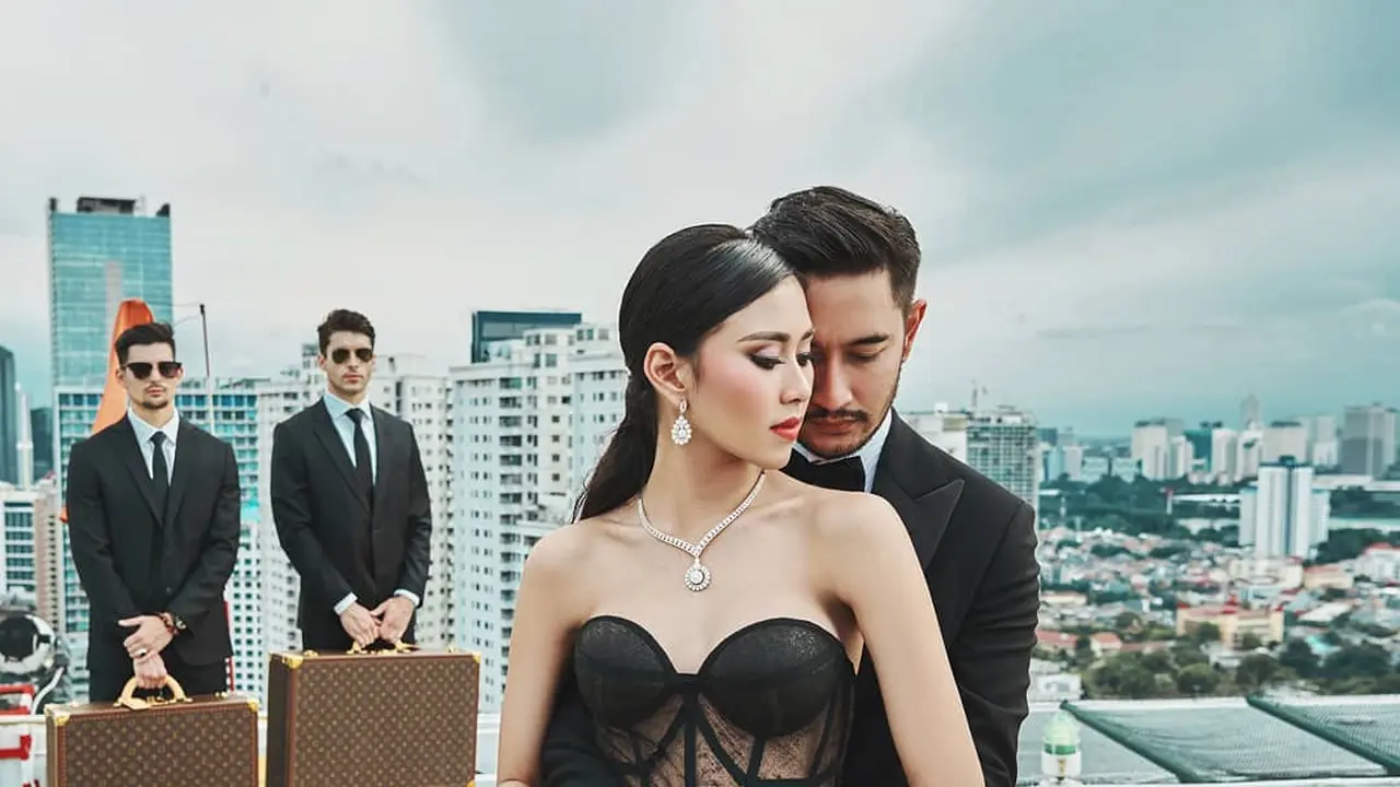 [Bintang] Berpose Bak Bangsawan, Gaya Prewedding Syahnaz Sadiqah-Jeje Govinda di Helipad Ini Super Glamor