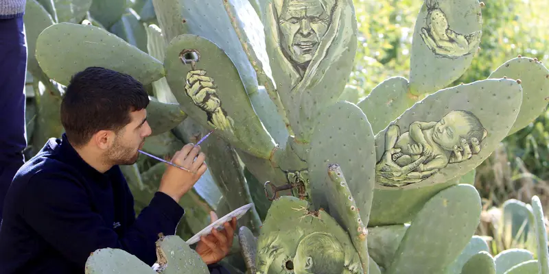 20160331-Keren,Seniman Palestina Tuangkan Lukisan di Kulit Kaktus