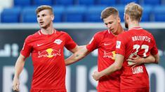 Pemain RB Leipzig merayakan gol yang dicetak Dani Olmo ke gawang Hoffenheim pada laga lanjutan Bundesliga peka ke-30 di Rhein-Neckar Arena, Sabtu (13/6/2020) dini hari WIB. Leipzig menang 2-0 atas Hoffenheim. (AFP/Uwe Anspach/Pool)