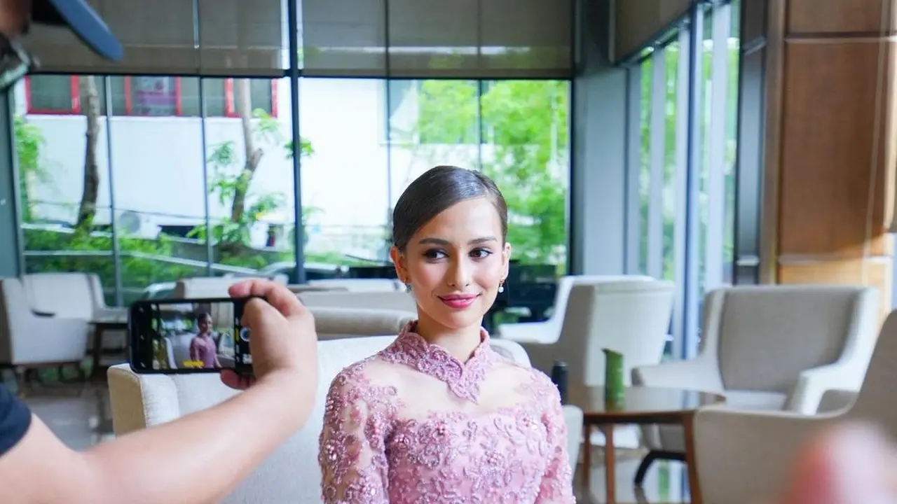 Pesona Anna Jobling Pakai Kebaya
