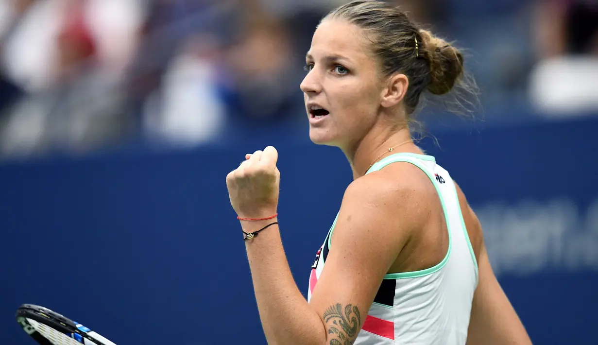 Ekspresi Karolina Pliskova setelah meraih poin saat melawan CoCo Vandeweghe pada laga perempat final tunggal putri AS terbuka 2017 di USTA Billie Jean King National Tennis Center, (6/9/2017). Karolina kalah 6-7, 3-6. (AFP/Jewel Samad)