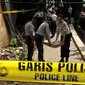 Belasan rumah rusak saat polisi melakukan penggerebekan markas teroris di Ciputat. Perbaikan rumah warga yang dilakukan merupakan perwujudan janji dari Kapolri, Jenderal Polisi Sutarman (Liputan6.com/ Andrian M Tunay)