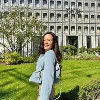 Saat berada di Seoul, Beby Tsabina tampil feminim dengan inner putih, outer baby blue dan skirt krem [instagram/bebytsabina]