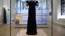 Gaun malam yang dikenakan Ratu Elizabeth, yang dirancang oleh Norman Hartnell terlihat dipajang di Istana Kensington di London, Rabu (2/6/2021). Pameran yang dibuka untuk pengunjung pada Kamis, 3 Juni 2021, ini akan berlangsung hingga 2 Januari 2022. (JUSTIN TALLIS / AFP)