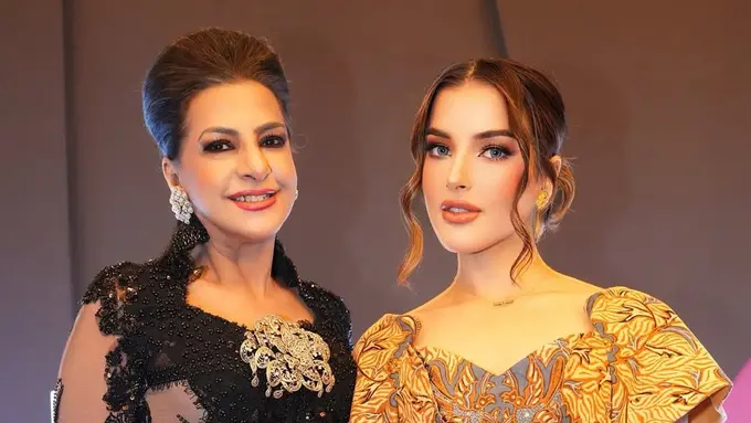 Tasya Farasya bersama sang ibunda tampil dengan busana tradisonal. [@tasyafarasya]