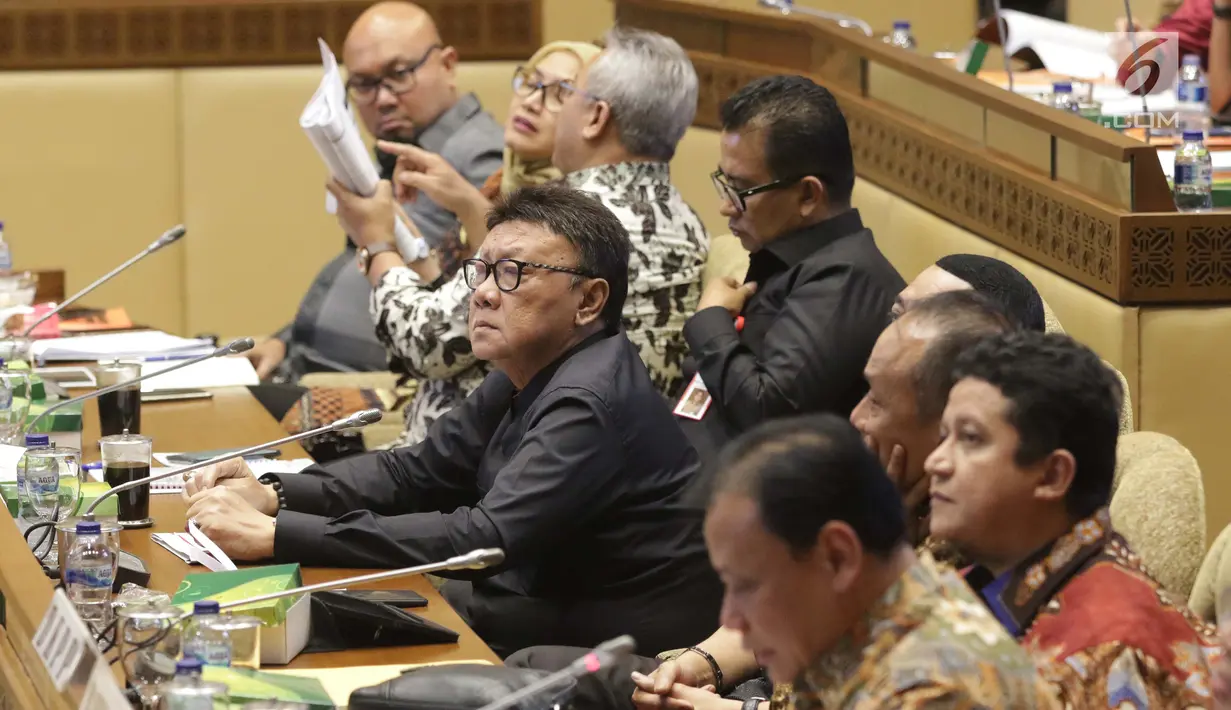 Mendagri, Tjahjo Kumolo (tengah) bersama pimpinan KPU dan Bawaslu saat mengikuti rapat kerja/rapat dengar pendapat dengan Komisi II DPR di Kompleks Parlemen, Jakarta, Kamis (26/9/2019). Rapat membahas evaluasi Pemilu 2019 dan persiapan Pilkada Serentak 2020. (Liputan6.com/Helmi Fithriansyah)
