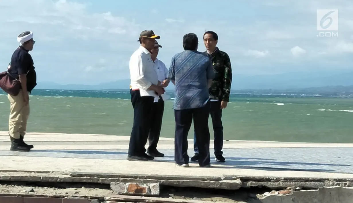 Presiden Joko Widodo (Jokowi) berdiskusi dengan jajajrannya disela meninjau lokasi terdampak bencana gempa dan tsunami di Kota Palu, Sulteng, Minggu (30/9). Jokowi tiba di Palu untuk memantau langsung upaya penanganan bencana (Liputan6.com/Septian Deny)