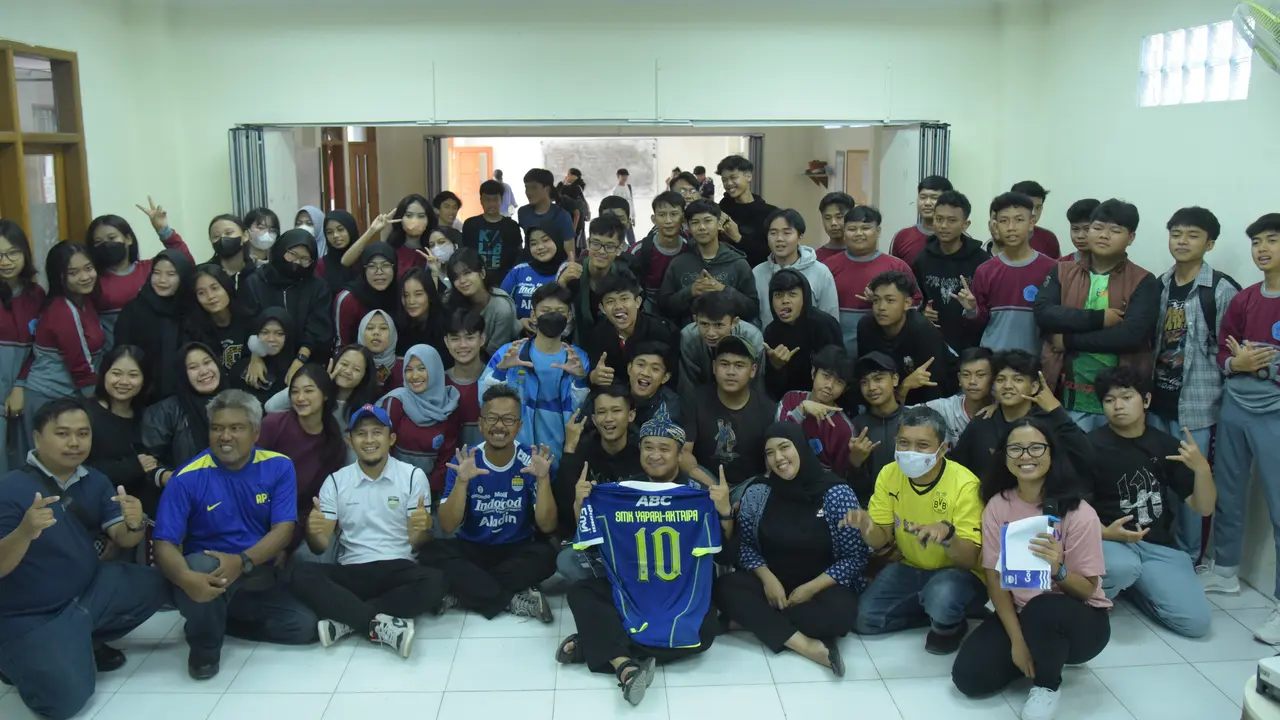 Persib Goes to School