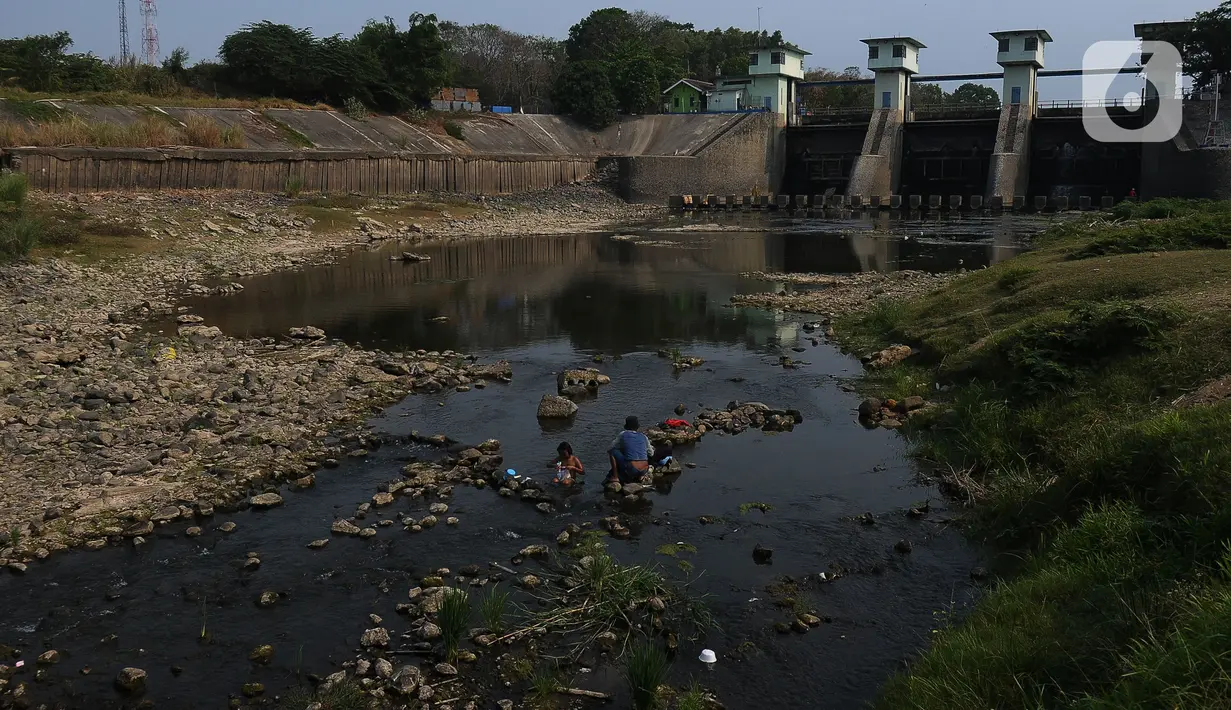 Aktivitas warga di pintu air Bendungan Cibeet, Wanajaya, Telukjambe, Karawang, Jawa Barat, Sabtu (7/10/2023). (merdeka.com/Imam Buhori)