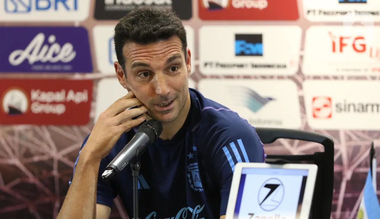 Pelatih Timnas Argentina Lionel Scaloni berbicara kepada media menjelang pertandingan persahabatan melawan Indonesia. (Liputan6.com/Helmi Fithriansyah)