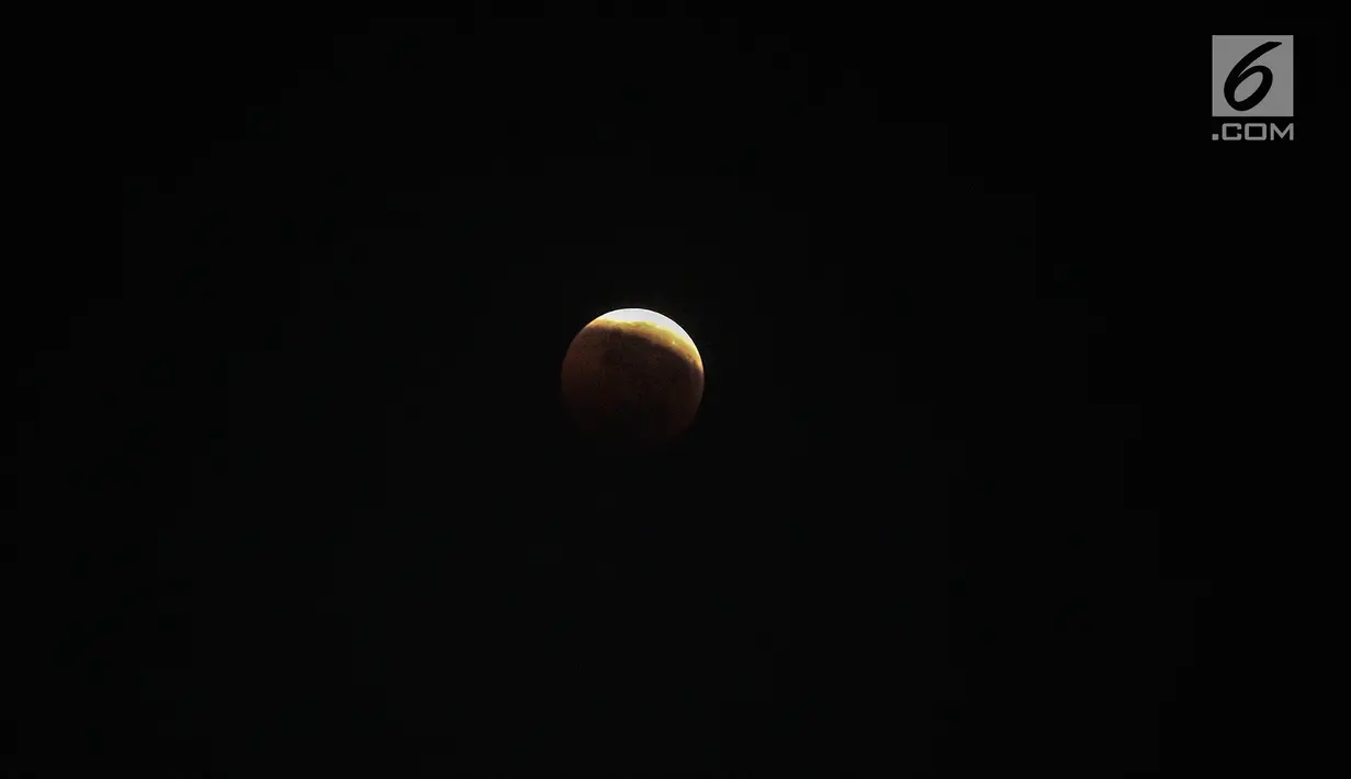 Foto fenomena gerhana bulan total di kota Jakarta, Sabtu (28/7). Gerhana bulan total "Micro Blood Moon" tersebut merupakan yang terlama pada abad ini dengan total waktu termasuk fase penumbra dan parsial selama enam jam lebih. (Liputan6.com/Johan Tallo)