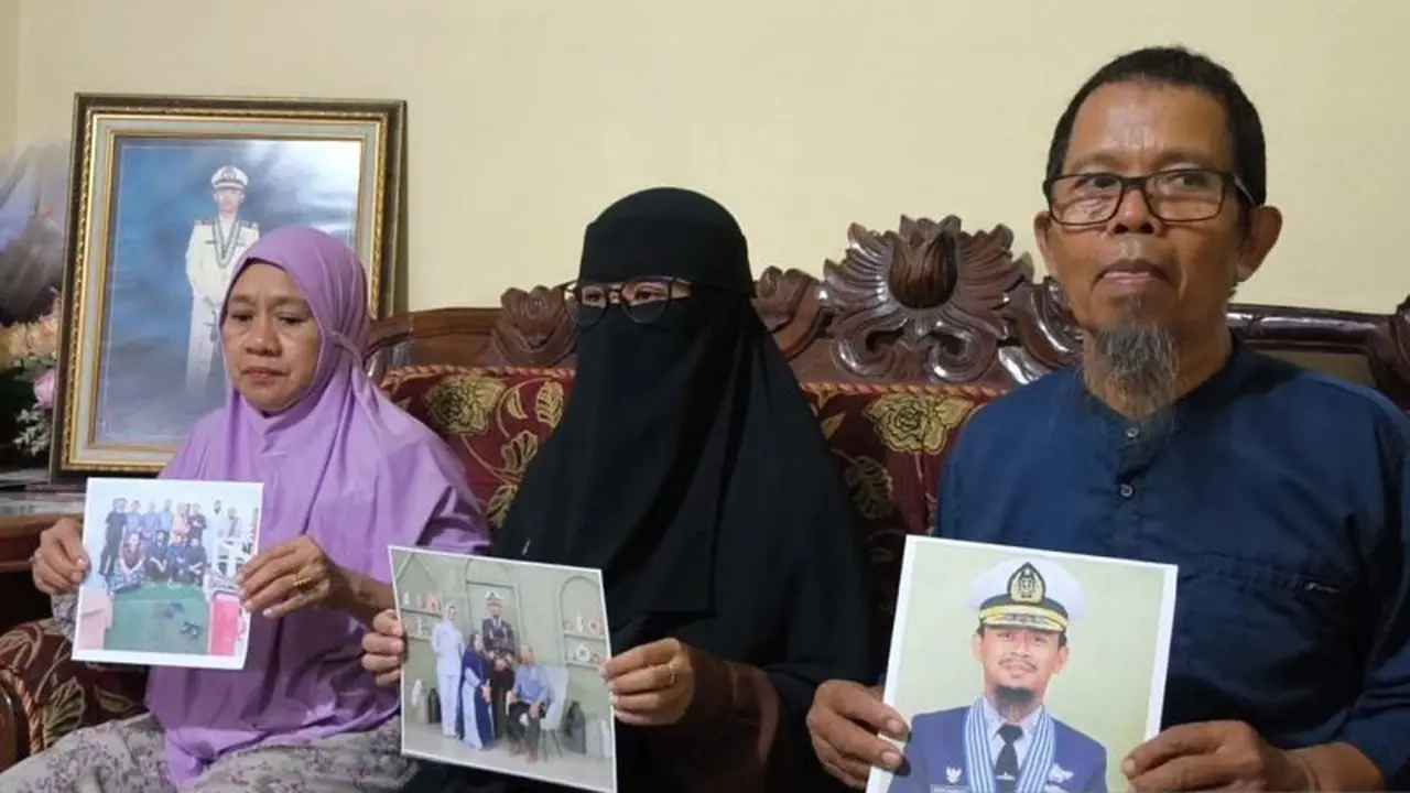 Kasus kapal tanker dibajak perompak Somalia. Keluarga Kapten Ashari Samadikun minta tolong Presiden Prabowo. (Antara)